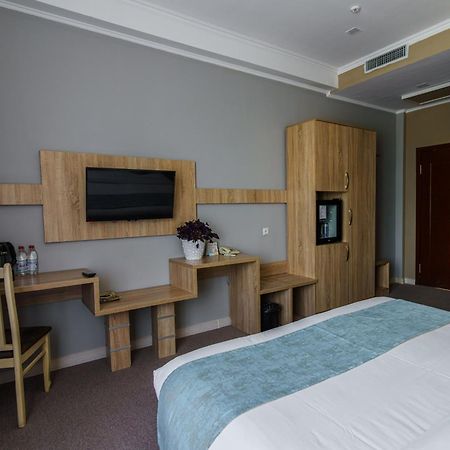 Park Hotel Al Bustan Shymkent Esterno foto