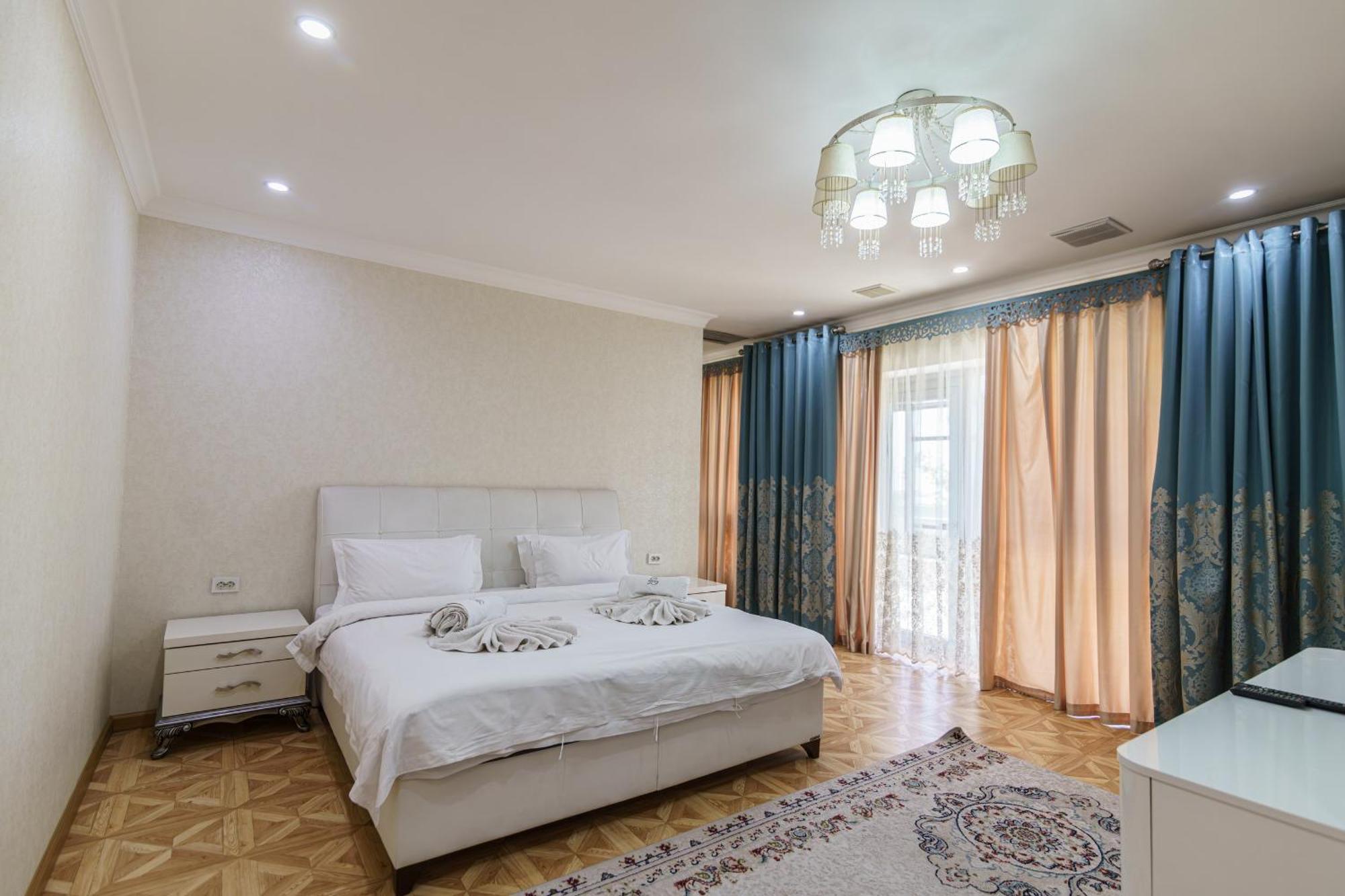 Park Hotel Al Bustan Shymkent Esterno foto