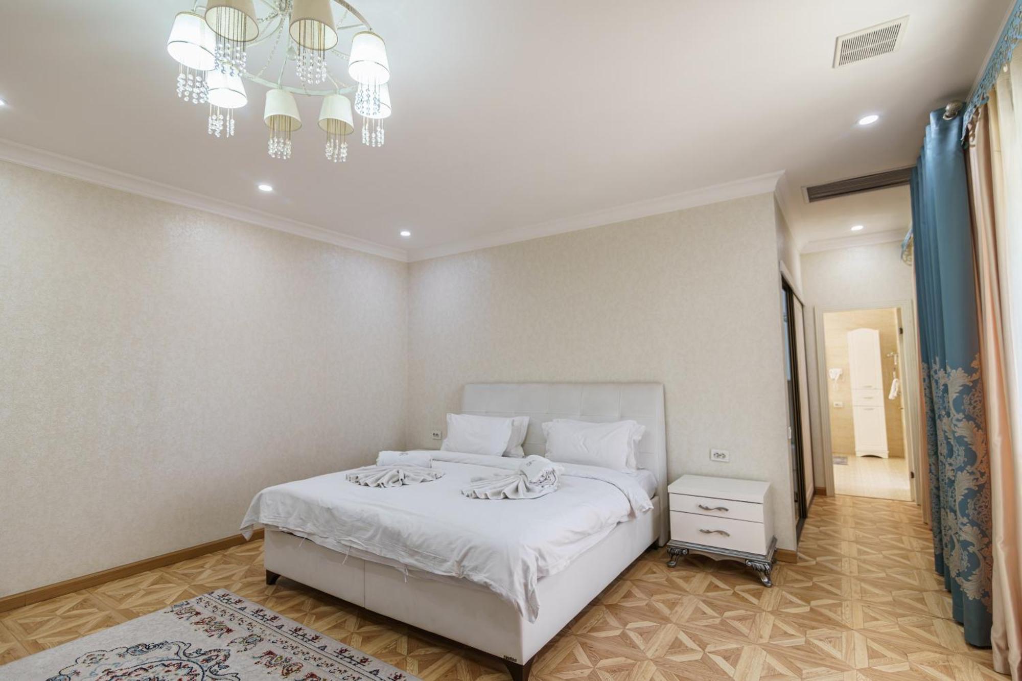 Park Hotel Al Bustan Shymkent Esterno foto