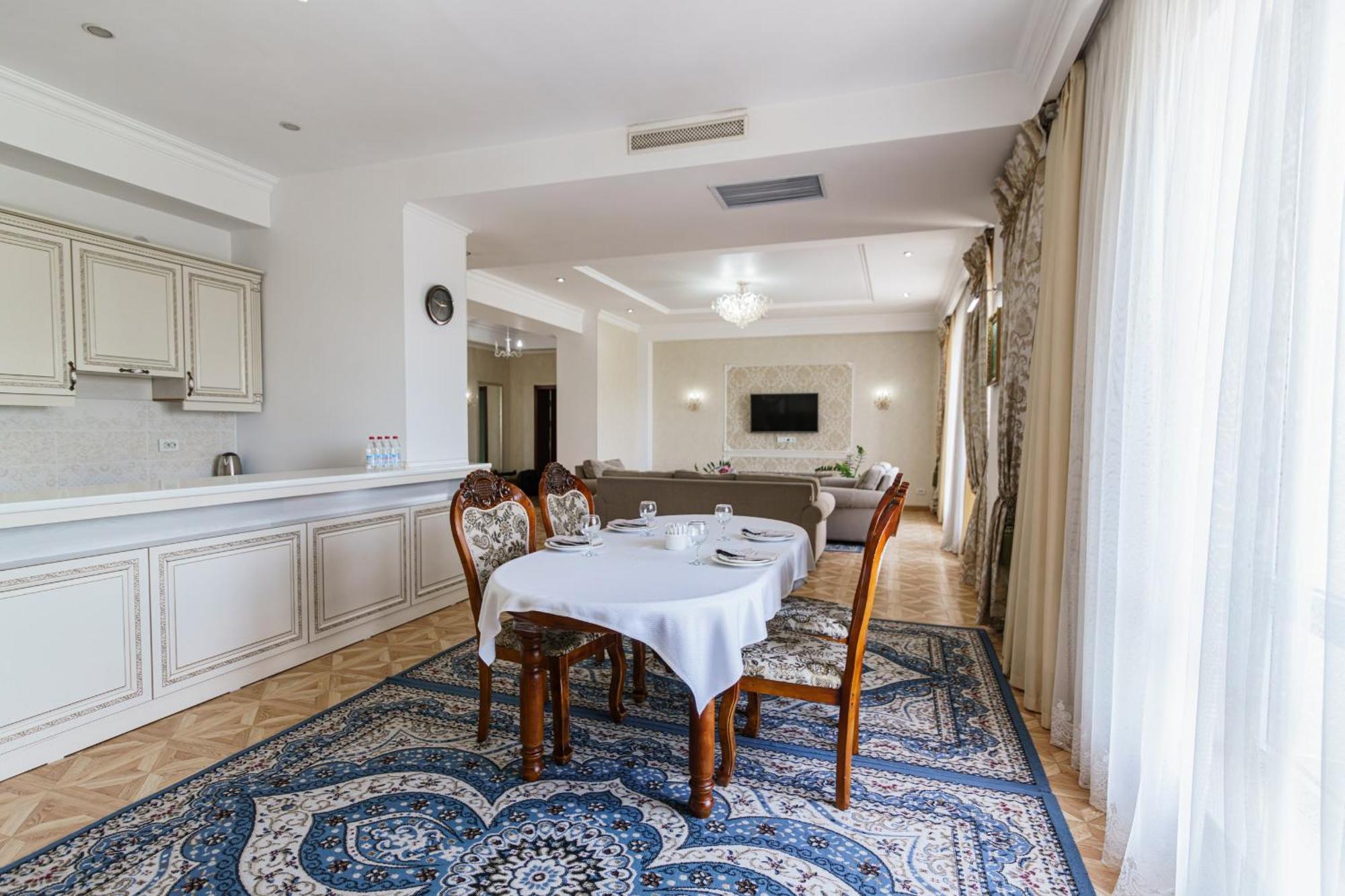 Park Hotel Al Bustan Shymkent Esterno foto