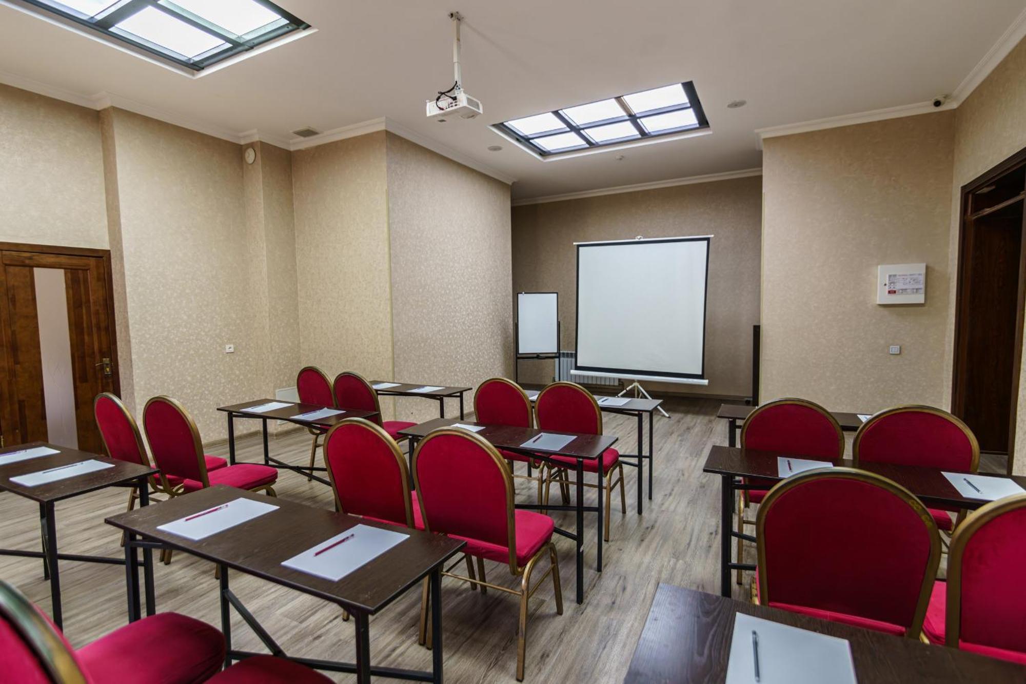 Park Hotel Al Bustan Shymkent Esterno foto