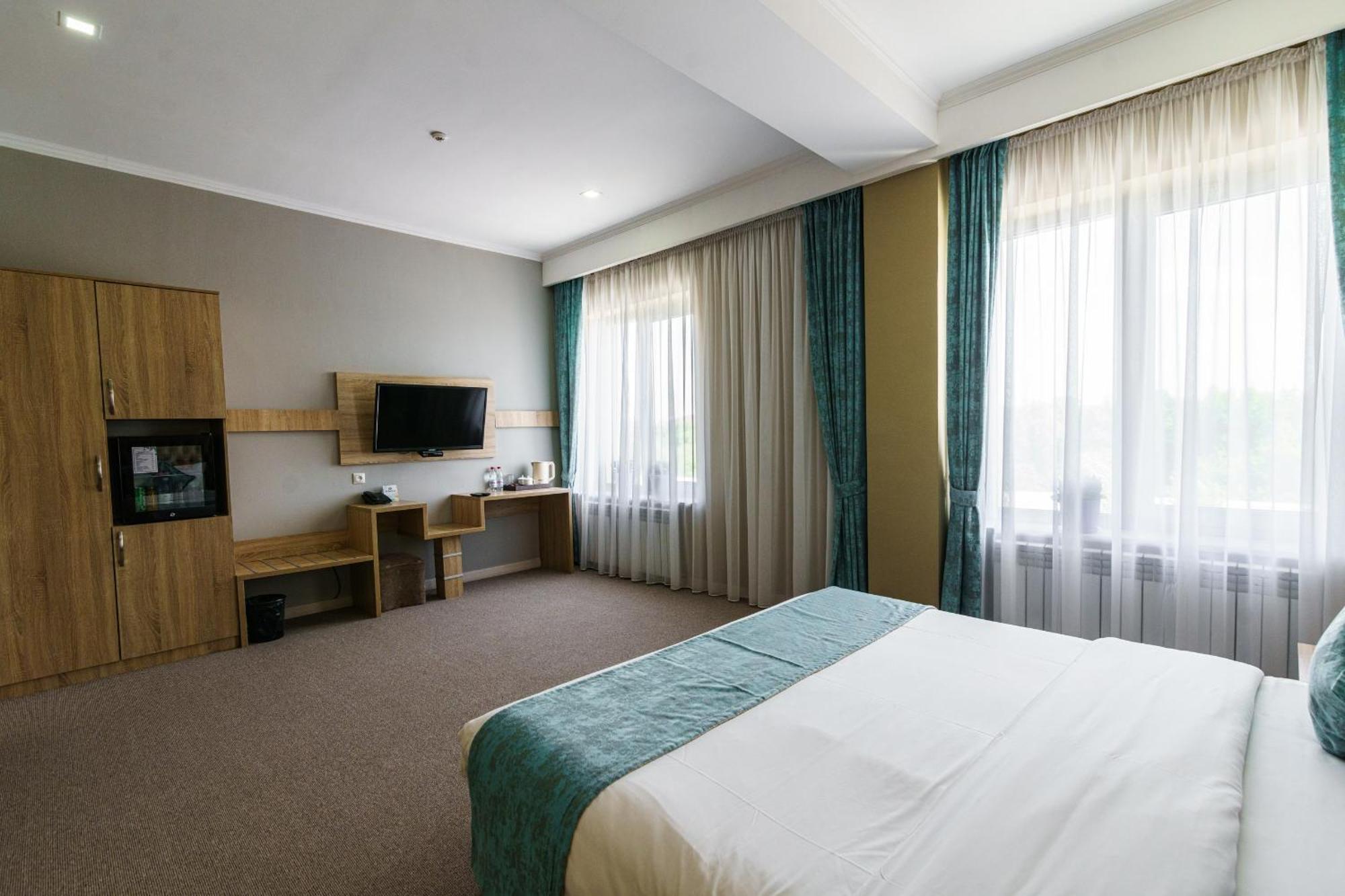 Park Hotel Al Bustan Shymkent Esterno foto